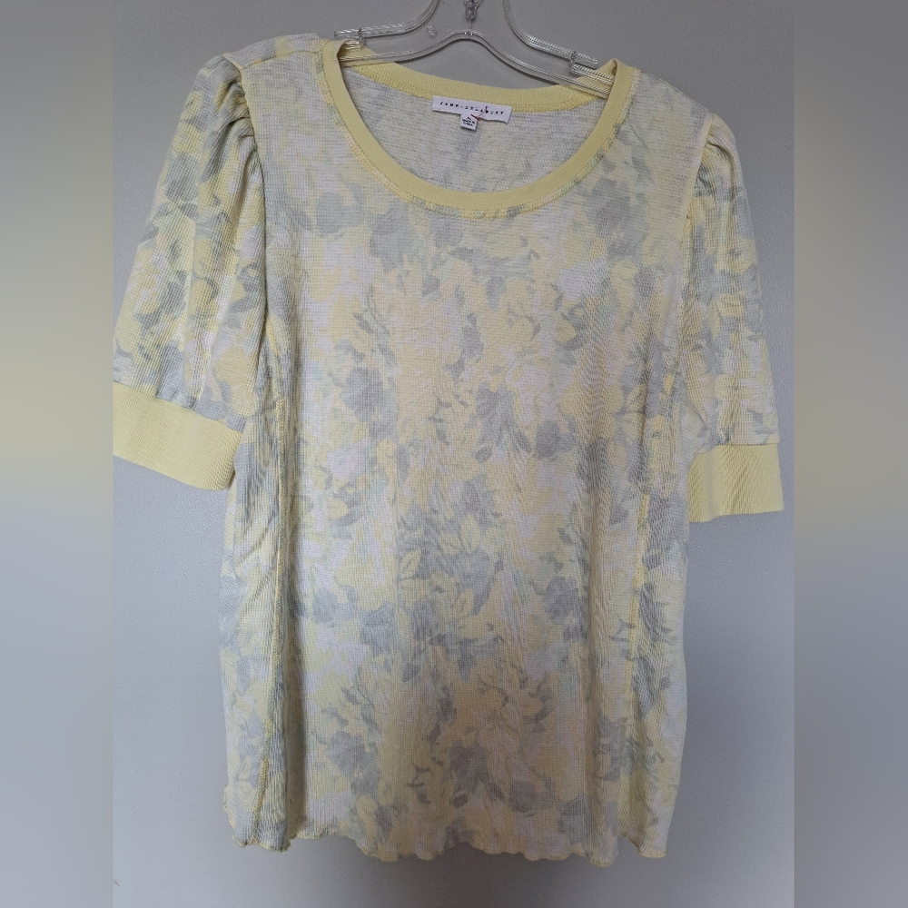 Jane & Delancey yellow camo puff sleeve top